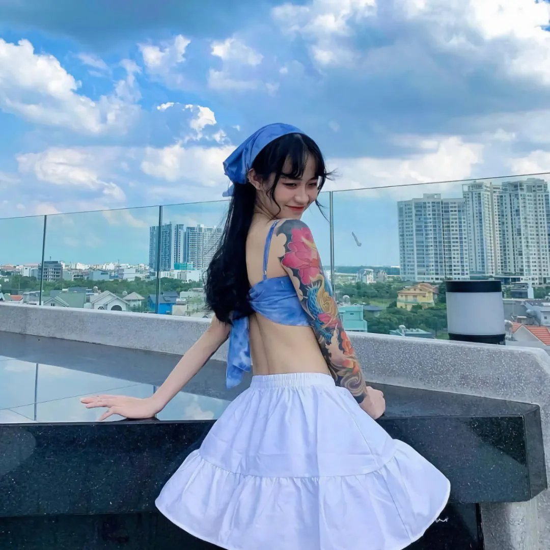 她在这里